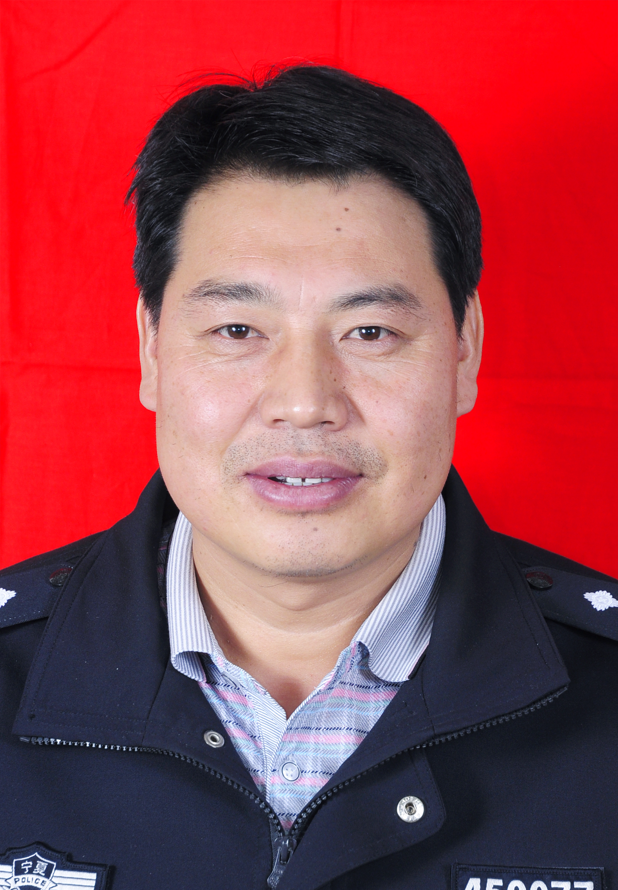 彭阳县红河镇人,1999年7月加入中国共产党,1996年7月参加工作,现任县